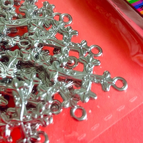 NWT. Pack of 24 silver metal cross charm for arts and crafts - Picture 4 of 7
